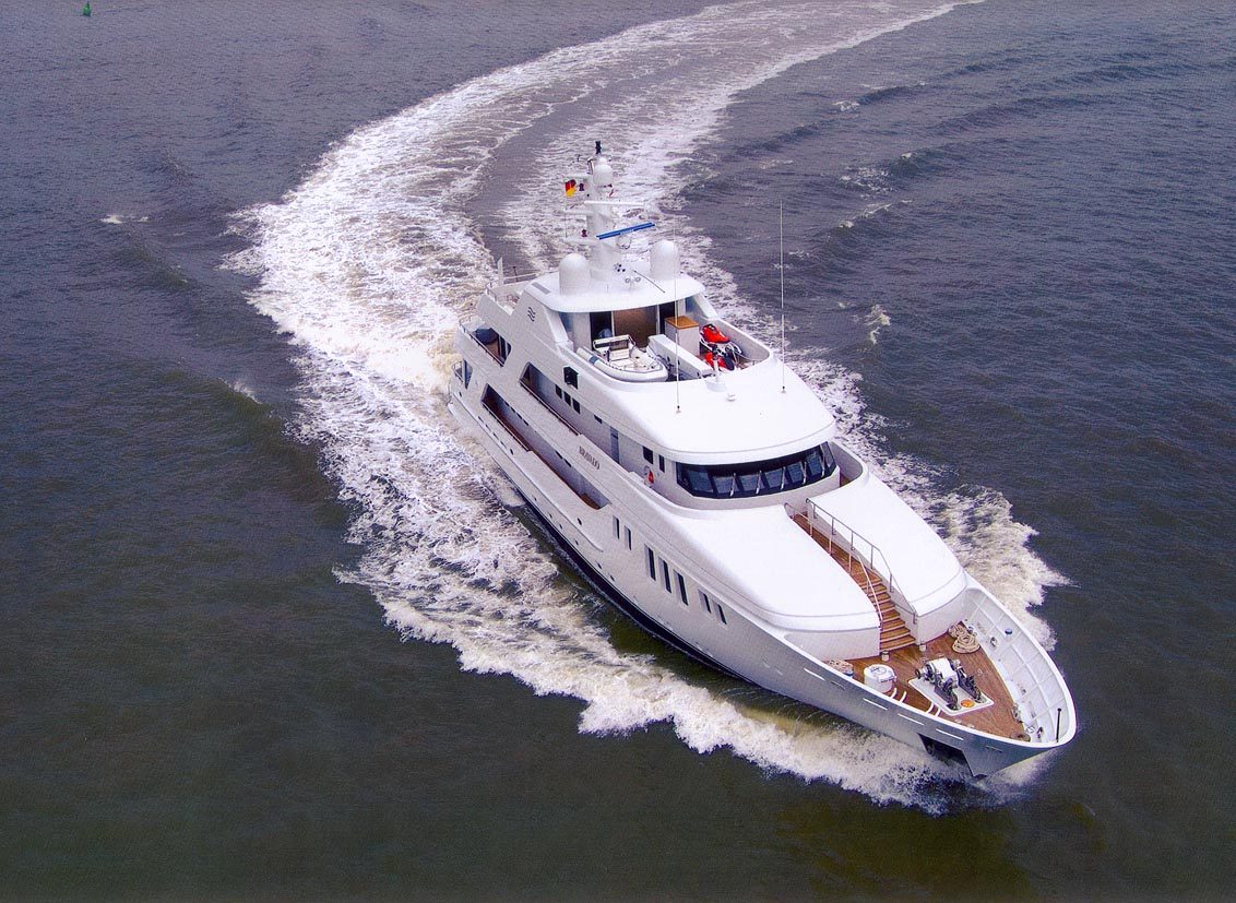 Motor yacht Bravado under way